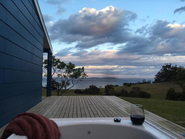 The Woolshed And Farmhouse Blue, Bruny Island Barnes Bay Exterior photo